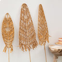 Decoratie tak van CountryatHome gemaakt van metaal en raffia in een naturel kleur.