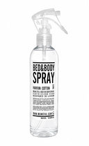 Mijn Stijl bed&body spray cotton in een transparante spuitflacon van 250 ml met zwarte details.