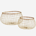 Ronde draadmand van CountryatHome met een metalen frame en een naturelkleurige bamboe rand.