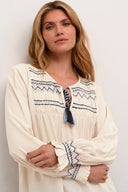 Cream blouse in creme met blauwe gesmokte details bij de hals en mouwen