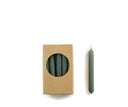 Een set van 20 smalle Rustik Lys kaarsjes in de kleur forest green, gepresenteerd in een kraftkleurig doosje.