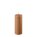 De DeluxeHomeart LED kaars 5x12,5 - caramel in een warme kleur met een realistische vlam