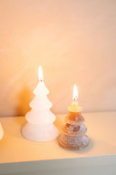 Witte kerstboomkaars van CountryatHome in maat S met een gedraaide vorm.