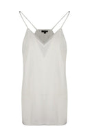Een witte G-maxx top met smalle spagettibandjes en kanten details langs de halslijn.