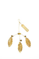 Goudkleurige metalen hanger van MrsBloom in de vorm van een blad, gedecoreerd met kleine okerkleurige kraaltjes.