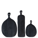 Zwarte houten serveerplank van Bastion Collections met een hartvormig oogje in het handvat.