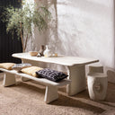 De Loggia eettafel in naturel kleur met een organisch en modern design.