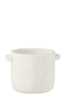 Witte bloempot van cement met twee handvaten aan de zijkanten.