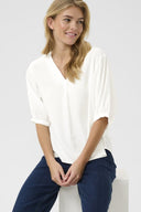 Cream blouse in de kleur Snow White met een V-hals en 3/4 mouwen.
