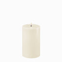 DeluxeHomeart LED kaars met een diameter van 7,5 cm en een hoogte van 12,5 cm in de kleur creme.