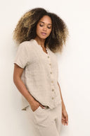 Zandkleurige linnen blouse van het merk Cream met houten knoopjes