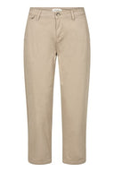 Cream broek katoen in de kleur zand, uitgevoerd in een regular fit met rechte pijpen.