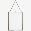 Madam Stoltz fotolijst 20x25 - antiek brass uitgevoerd in metaal met een ophangketting