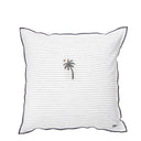 Witte kussenhoes van Bastion Collections met een palmboomprint in donkergrijze en titaan lijnen