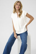 Cream blouse in offwhite met V-hals en korte mouwen