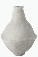 Grote witte vaas gemaakt van papier-maché met een diameter van 60 cm en een hoogte van 90 cm.