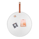 Rond wit metalen magneetbord van Present Time met een naturelkleurige PU leren lus