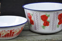 Twee witte emaille schalen met een bloemmotief