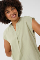 Cream blouse in de kleur Green tea met V-hals en korte mouwen