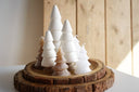 Witte kerstboomvormige kaars van 8 cm hoog.