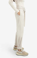 YAYA broek in de kleur Kit met dubbele riem en metalen ringen