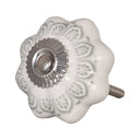 Decoratieve knop met grijs en groen bloemmotief en geschulpte rand