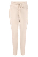 Zoso broek travel amber in zandkleur, skinny model met elastische tailleband