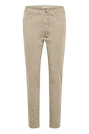 Een zandkleurige Cream broek jeans - feather grey, gefotografeerd in een studio-opstelling.
