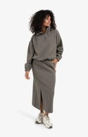 YAYA rok in de kleur dark taupe, getoond als een soepelvallende midi rok met een elastische tailleband en een subtiele split aan de voorzijde.