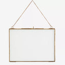 Madam Stoltz fotolijst in de kleur antiek brass met een rechthoekig metalen frame en ophangketting