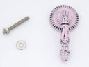 Roze metalen ladetrekker met een doorgeschuurde afwerking