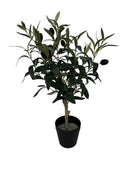 Kunst olijfboom van 50 cm met grijsgroene bladeren en kleine olijven in een zwarte pot.