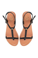 Zwarte leren sandalen van het merk Zusss met gevlochten suède bandjes en een verstelbare sluiting bij de enkel.
