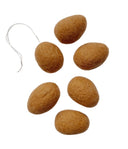 Tien handgemaakte hangers in de vorm van een eitje van caramelkleurig wolvilt van het merk Delight Department.