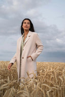 Zusss blazer in de kleur zand met een geborduurd hartje op de revers