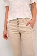 Cream broek 7/8 in de kleur oatmeal met knoopsluiting en knoopdetails.