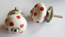 Ronde knop van CountryatHome met een rood-wit polka-stippenpatroon