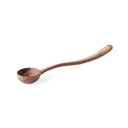 Een houten lepel van HKliving met een organische vorm, gemaakt van bruin teakhout.