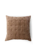 YAYA kussen 65x65 in een bruine velvet uitvoering met doorgestikte details