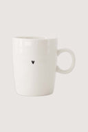 Zusss theemok van wit keramiek met een subtiel zwart hartje op de voorzijde en een comfortabel oor