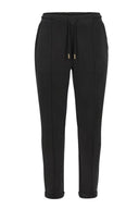 Zusss broek in de kleur off black met opgestroopte broekspijpen en zakdetails.
