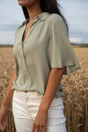 Zusss blouse met korte mouw in de kleur saliegroen met een V-hals en knoopjes