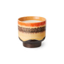 De HKliving geurkaars tulum in een oranje en okerkleurige keramieken pot.