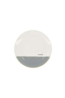 Zusss gebaksbord Kusss van wit aardewerk met een grijsblauwe dip