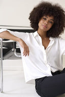 Cream blouse nola in de kleur chalk, met driekwartmouwen en gesmokte boorden.