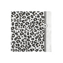 Papieren servetten van Bastion Collections met een panterprint in wit en zwart.