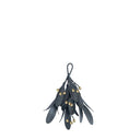 Metalen hangertje van Bastion Collections in de vorm van blaadjes in de kleur grijs met gouden besjes.
