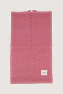 Donkerroze gastendoek van Zusss met een 'a little love' label in de hoek.
