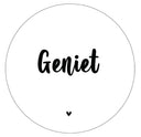 Ronde muurdecoratie met de tekst geniet in het wit, gemaakt van Forex materiaal.