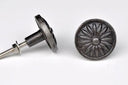 Donkergrijze metalen knop met bloemmotief